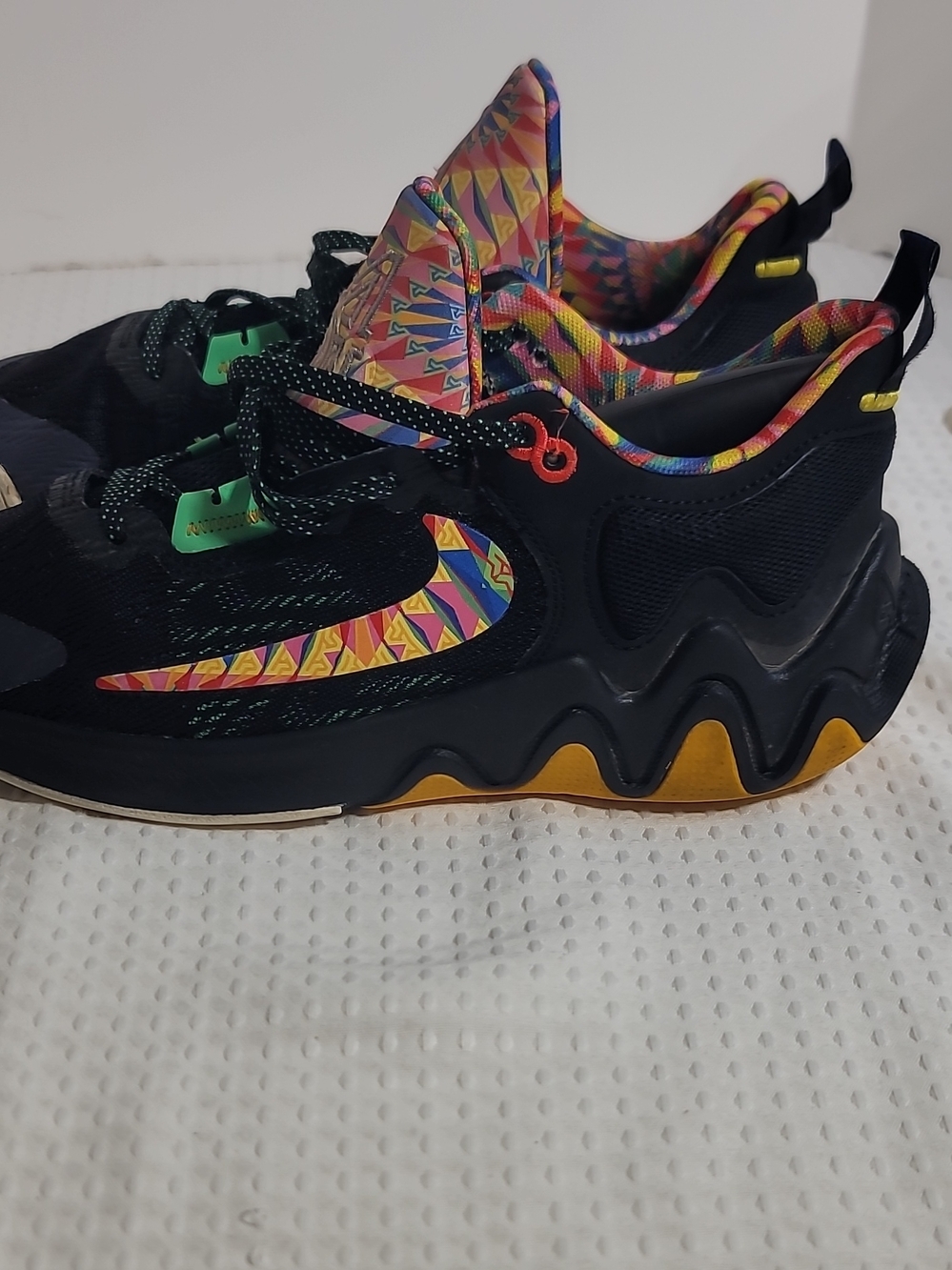 MEN Black Athletic Sneakers with Multicolor Pattern